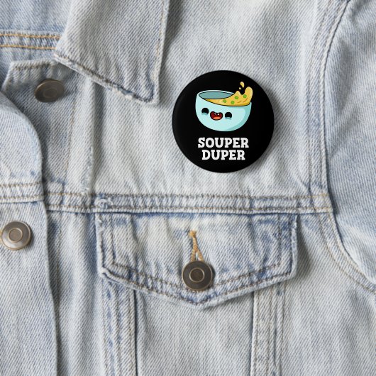 Badge Rond 5 Cm Souper Duper Funny Soup Pun Dark BG (En situation)