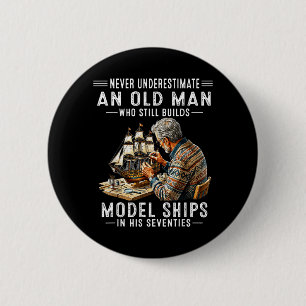 Badge Rond 5 Cm Sous-estimer un vieil homme qui construit des maqu