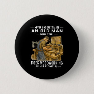 Badge Rond 5 Cm Sous-estimer un vieil homme qui fait de la menuise