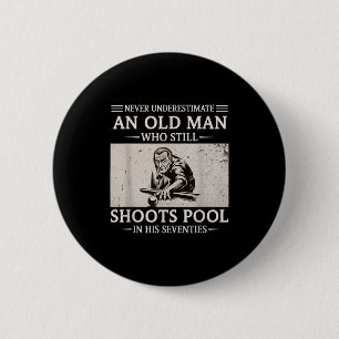 Badge Rond 5 Cm Sous-estimer un vieil homme qui joue au billard da