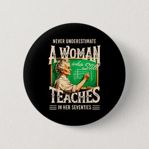Badge Rond 5 Cm Sous-estimer une femme qui enseigne dans ses 70 an
