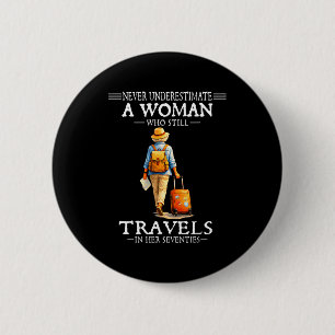 Badge Rond 5 Cm Sous-estimer une femme qui voyage dans les années