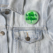 Badge Rond 5 Cm Soyez aimable avec notre planète (En situation)