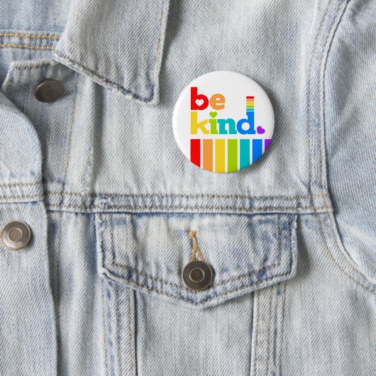 Badge Rond 5 Cm Soyez gentil slogan graphique couleur arc-en-ciel (En situation)