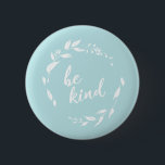 Badge Rond 5 Cm Soyez inspirant Citation Florale Wreath in Aqua<br><div class="desc">Bouton élégant et minimaliste avec la citation de gentillesse inspirante - Be Kind - en belle écriture manuscrite à l'intérieur d'une couronne florale moderne en crème sur un arrière - plan aqua.</div>