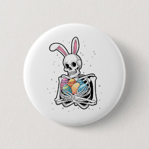 Badge Rond 5 Cm Squelette de lapin tenant des oeufs de Pâques Drôl