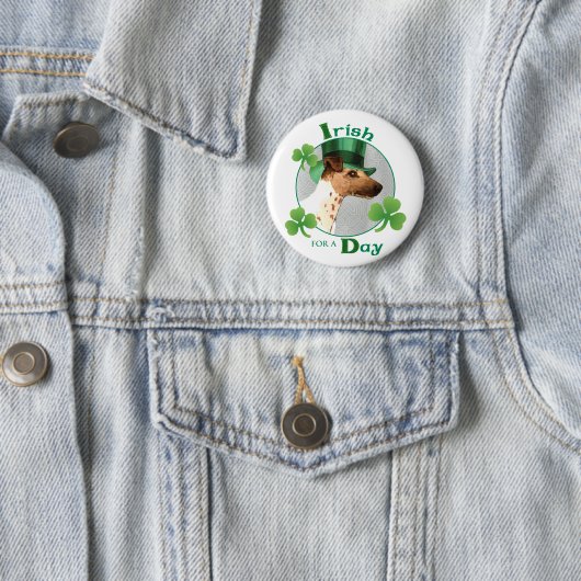 Badge Rond 5 Cm St. Patrick's Day Smooth Fox Terrier (En situation)