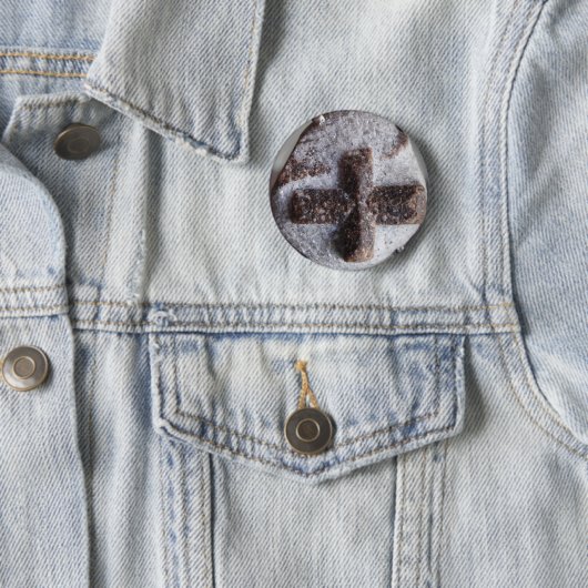 Badge Rond 5 Cm Staurolite, intersection en cristal parfaite (En situation)