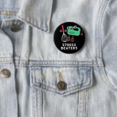 Badge Rond 5 Cm Stress Beatters Funny Baking Whisk Pun Dark BG (En situation)