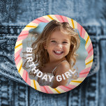 Badge Rond 5 Cm Sunburgh rose rétro étoiles rouge heureux fête d'a<br><div class="desc">Bouton de bouton coloré épingle d'anniversaire avec votre photo et un coup de soleil rose et jaune avec des étoiles rouges et rétro. Texte personnalisable "fille d'anniversaire" et votre nom.</div>