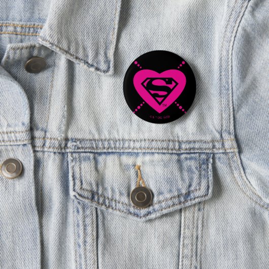 Badge Rond 5 Cm Supergirl Hearts Diagonal Pattern (En situation)