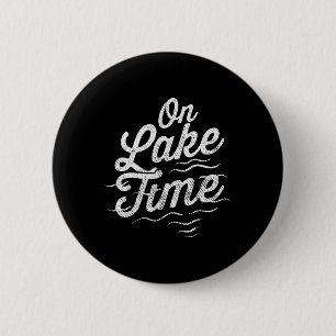 Badge Rond 5 Cm Sur le lac, drôle d'été en bateau et pêche pour 