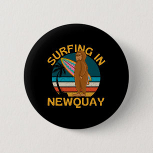 Badge Rond 5 Cm Surf à Newquay, Bigfoot Good Vibes Surfer Plage