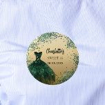 Badge Rond 5 Cm Sweet 16 robe en or vert émeraude<br><div class="desc">Pour un élégant Sweet 16,  16e anniversaire. Un arrière - plan à l'allure d'or. Décoré d'une robe vert émeraude et de confettis verts. Personnalisez et ajoutez un nom et une date.</div>