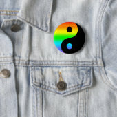 Badge Rond 5 Cm Symbole arc-en-ciel Yin Yang (En situation)