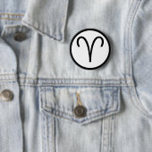 Badge Rond 5 Cm Symbole Aries (En situation)