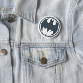 Badge Rond 5 Cm Symbole Batman | Logo Grey Grunge (En situation)