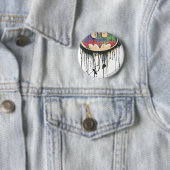 Badge Rond 5 Cm Symbole Batman | Logo rouge violet vert (En situation)