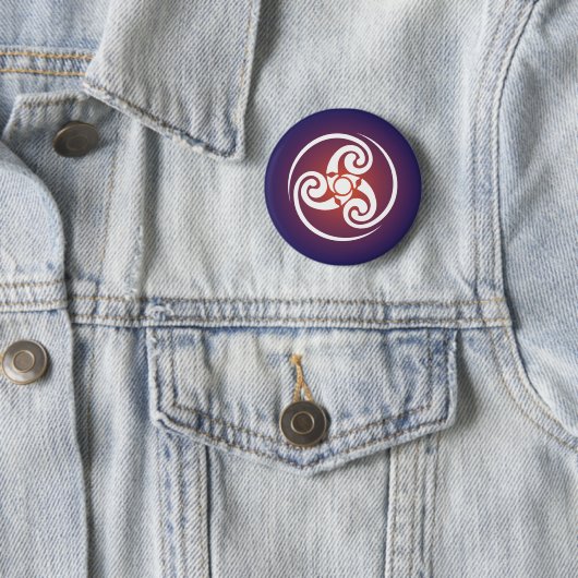Badge Rond 5 Cm Symbole Celtique Triskele, Triple Spiral, Triskeli (En situation)