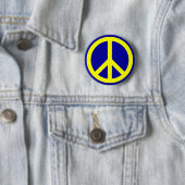 Badge Rond 5 Cm Symbole de paix jaune et bleu (En situation)