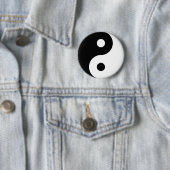 Badge Rond 5 Cm Symbole de Yin Yang (En situation)