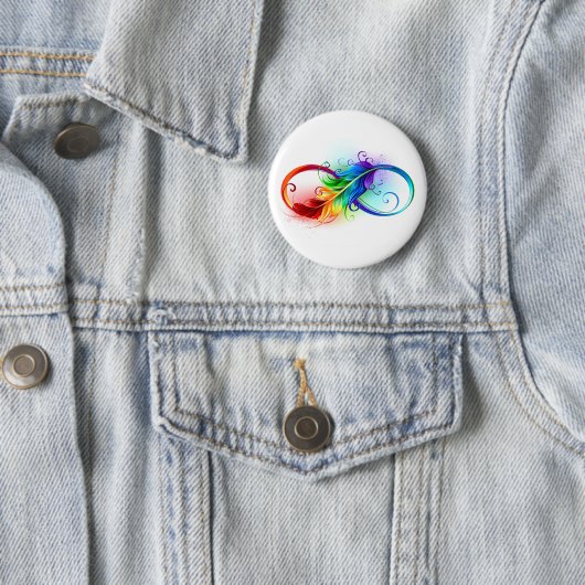 Badge Rond 5 Cm Symbole d'infini avec plume arc-en-ciel (En situation)