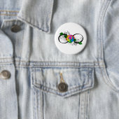 Badge Rond 5 Cm Symbole d'infini avec Rose arc-en-ciel (En situation)