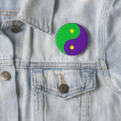 BADGE ROND 5 CM SYMBOLE DU MARDI GRAS YIN YANG (En situation)