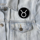 Badge Rond 5 Cm Symbole du Taurus (En situation)