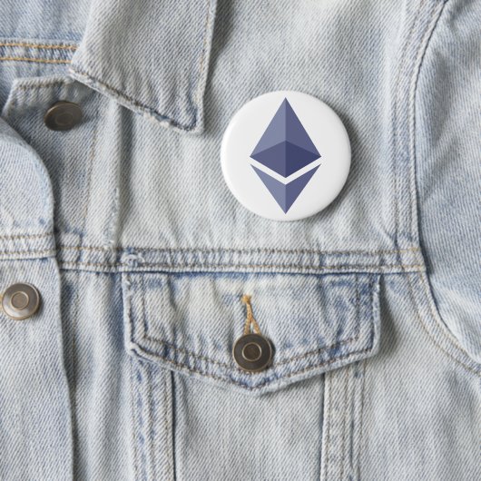 Badge Rond 5 Cm Symbole Ethereum en cristal violet (En situation)