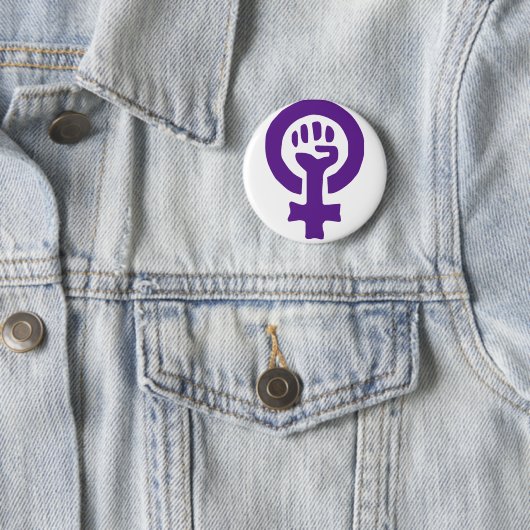 Badge Rond 5 Cm Symbole féministe (En situation)