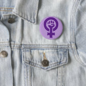 Badge Rond 5 Cm Symbole féministe (En situation)
