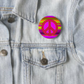 BADGE ROND 5 CM SYMBOLE ROSE DIFFÉRENT & PAIX (En situation)