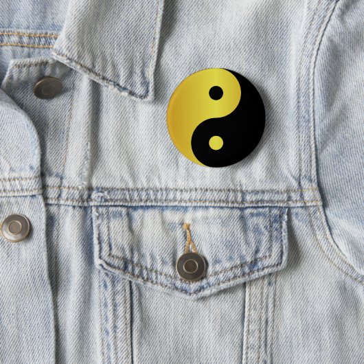 Badge Rond 5 Cm Symbole Yin et Yang | Gold asian philosophie zen (En situation)