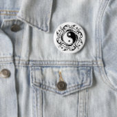 Badge Rond 5 Cm Symbole Yin et Yang Style tatouage noir et blanc (En situation)