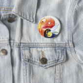 Badge Rond 5 Cm Taijitu illustrant la polarité (En situation)
