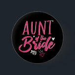 Badge Rond 5 Cm Tante mignonne de la mariée Calligraphie rose Scri<br><div class="desc">Conception de police vintage de script de calligraphie cursive pour la fête de fiançailles, le dîner de répétition, la douche nuptiale ou la fête de bachelorette. Marchandises mariages correspondant pour la mariée, sa famille et ses amis. Couleur rose vif pour une soirée amusante avec la mariée, la bonne d'honneur, la...</div>