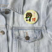 Badge Rond 5 Cm Tanuki avec Sticker Kanji (En situation)