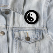 Badge Rond 5 Cm Taojitu noir et blanc (En situation)