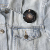 Badge Rond 5 Cm Télescope spatial Hubble Bullseye Galaxy (En situation)