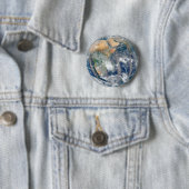 Badge Rond 5 Cm Terre Pleine Montrant L'Hémisphère Est. (En situation)