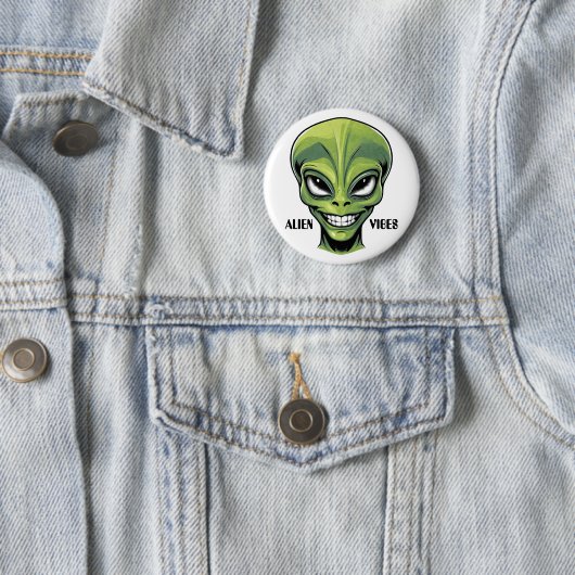Badge Rond 5 Cm Tête Alien verte (En situation)