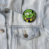 Badge Rond 5 Cm Tête verte de zombi (En situation)