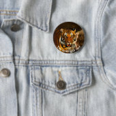 Badge Rond 5 Cm Tigre mou dans l'herbe (En situation)