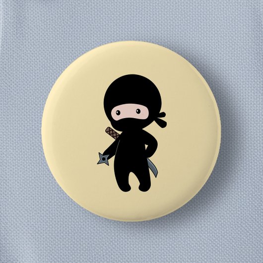 Badge Rond 5 Cm Tiny Ninja tenant l'étoile à projeter sur Jaune
