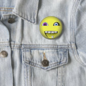 Badge Rond 5 Cm Tordu avec les yeux fous (En situation)