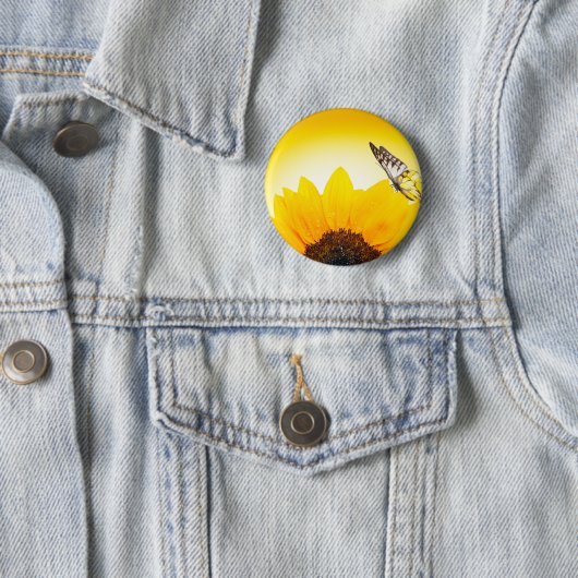 Badge Rond 5 Cm Tournesol à papillon (En situation)