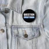 Badge Rond 5 Cm Tout remettre en question (En situation)