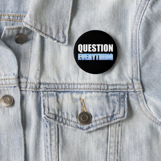 Badge Rond 5 Cm Tout remettre en question (En situation)