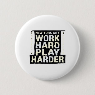 Badge Rond 5 Cm Travailler dur Jouer si dur - Fête du Travail Drôl
